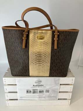 MICHAEL KORS, XL SIGNATURE GOLD ANIMAL SHOULDER TOTE BAG